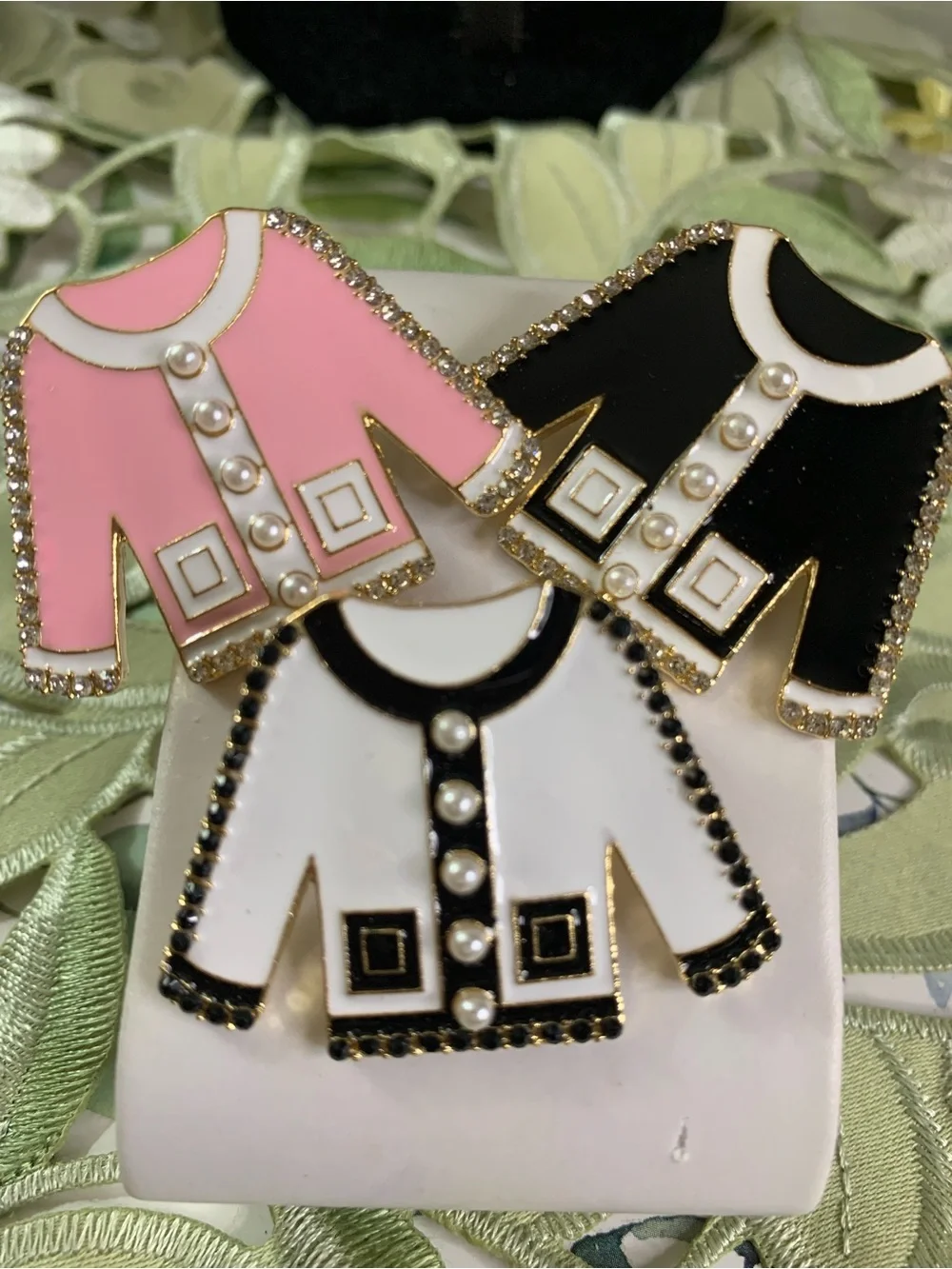 C- Vintage Inspired Pearl-Trim Jacket Brooches- Pink, Black & White